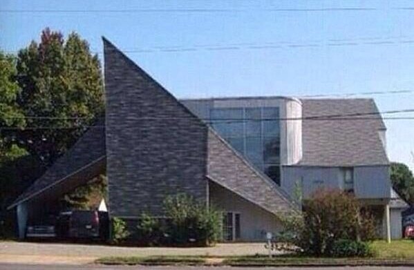 The House on Memdenhall: I don't know the story behind the person who designed this house but EVERYONE IN MEMPHIS HAS SEEN IT. I have heard that the small mound on the left was built so that the height of the house was measured from the top of the mound to fit the guidelines. 