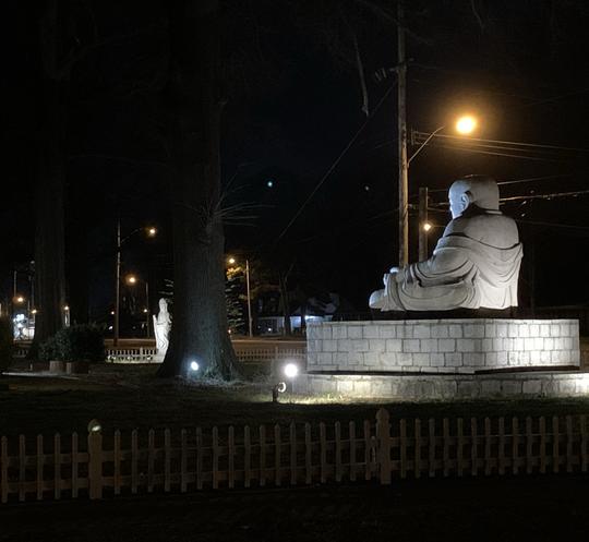 The Budda on Mendenhall: (Please excuse the typo in the previous tweet) If you're headed south on Mendenhall after passing "The House" you will see THE BUDDA. I remember when the owner built it, people were parking in the turning lane, jump out, rub the Budda & hit the casino! 