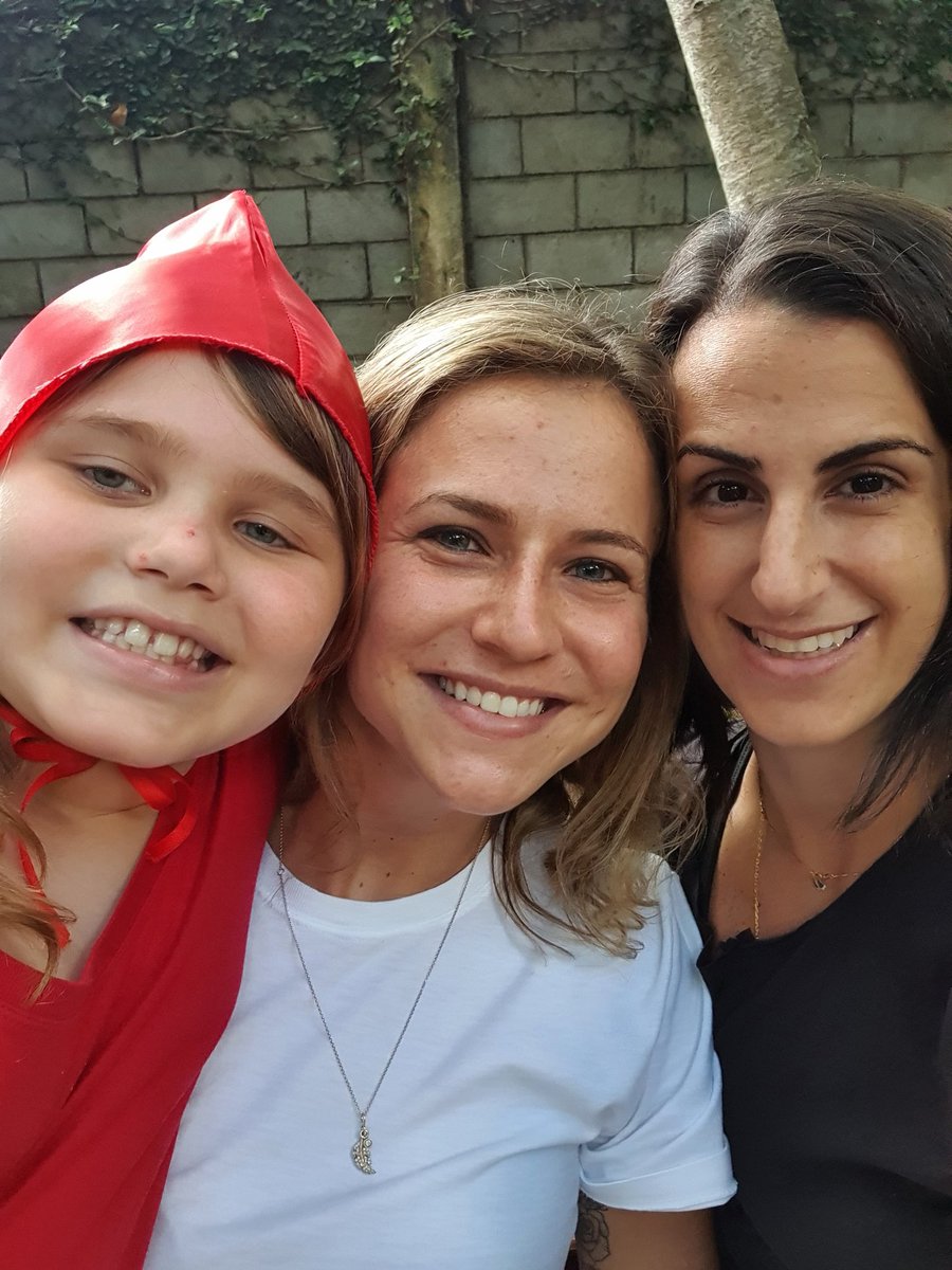 ReLutfi's tweet photo. Sábado especial, comemorando os 9 anos da Lari, a Chapeuzinho Vermelho mais linda que já vi 🥰❤🤍🖤 https://t.co/BBSuaoXtcD