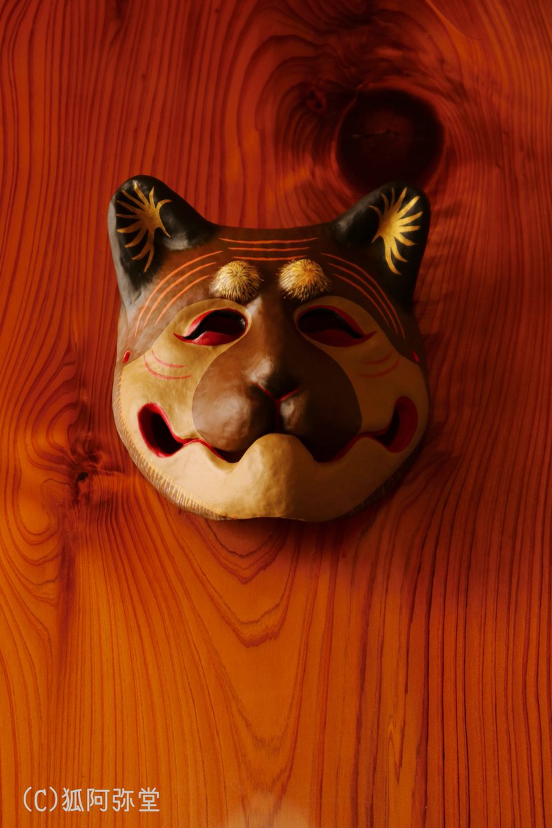 招福狸】 2021年 アクリル彩色 紙、胡粉 大怪店（高円寺）にて委託販売