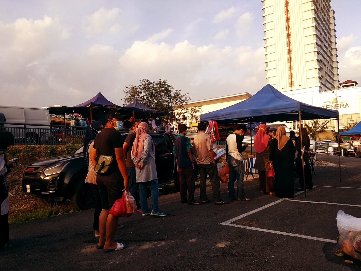 budak_kelate007's tweet image. Sedih tengok SOP di Pasar Malam Bandar Baru Bangi, tiada penjarakan sosial. 

#PasarMalam 
#BandarBaruBangi 
#pkp2021