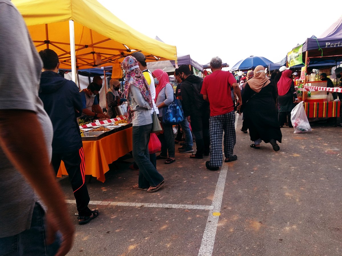 budak_kelate007's tweet image. Sedih tengok SOP di Pasar Malam Bandar Baru Bangi, tiada penjarakan sosial. 

#PasarMalam 
#BandarBaruBangi 
#pkp2021