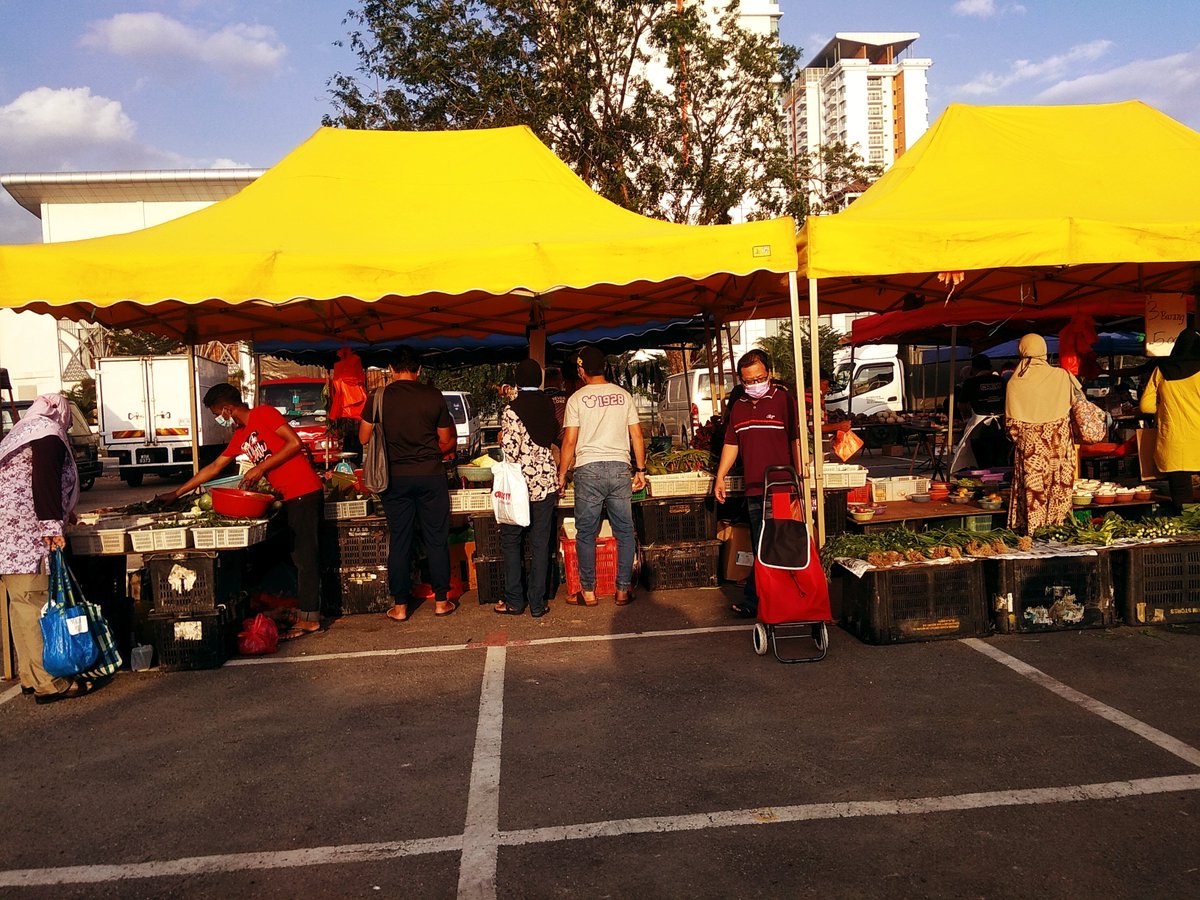 budak_kelate007's tweet image. Sedih tengok SOP di Pasar Malam Bandar Baru Bangi, tiada penjarakan sosial. 

#PasarMalam 
#BandarBaruBangi 
#pkp2021