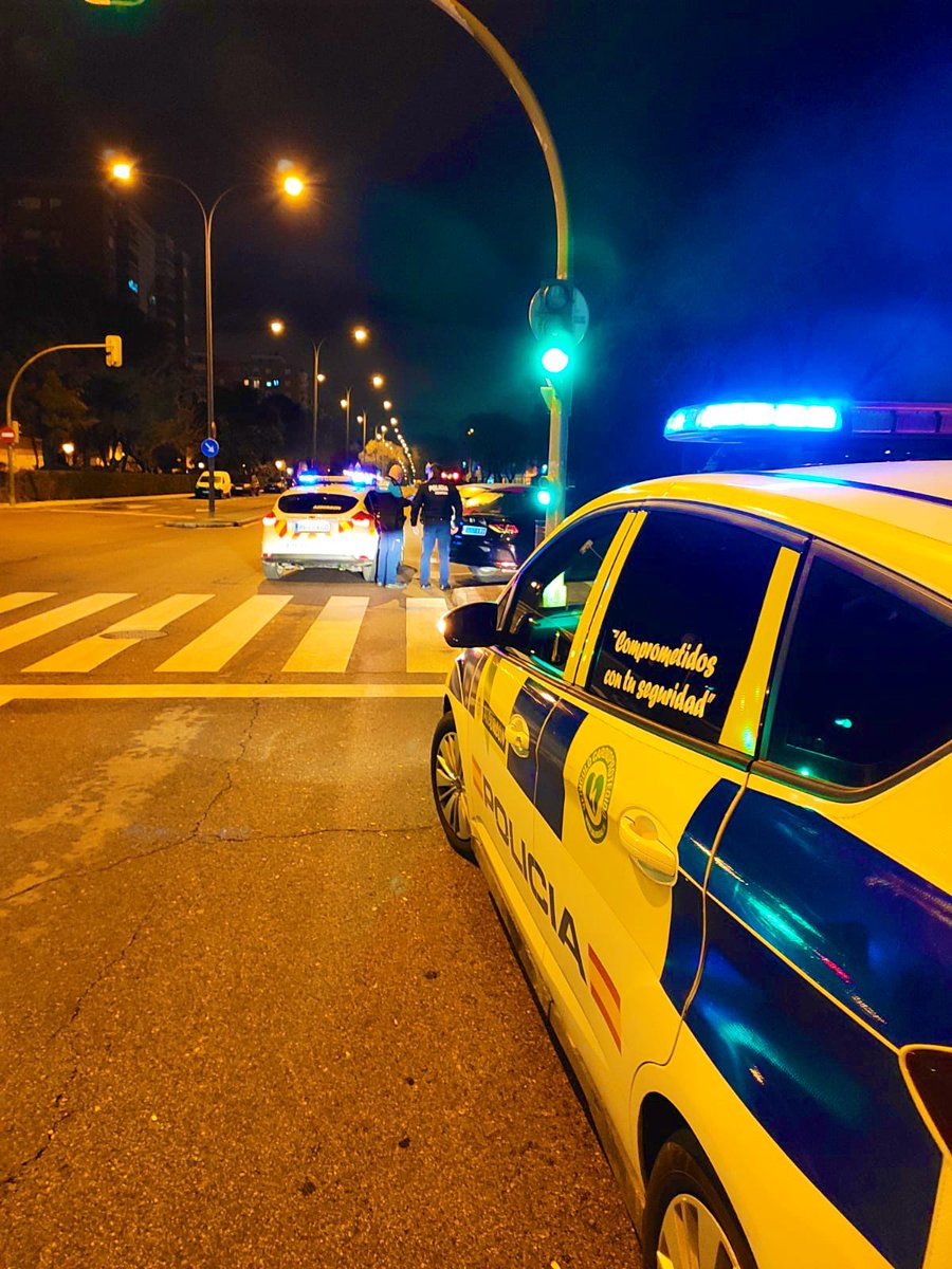 PoliciaAlcorcon's tweet photo. Denunciamos al conductor de un vehículo #VTC en Av. Del Pinar por alcoholemia positiva. 

RESULTADO: 

- Alcoholemia 1000€ / -6 puntos.
- Denuncia por tenencia de drogas. 
- Vehículo inmovilizado y retirado. 

🤦🏻‍♂️

Profesionales al volante 0,0. 

#Alcorcón https://t.co/uVKnHbpvm6