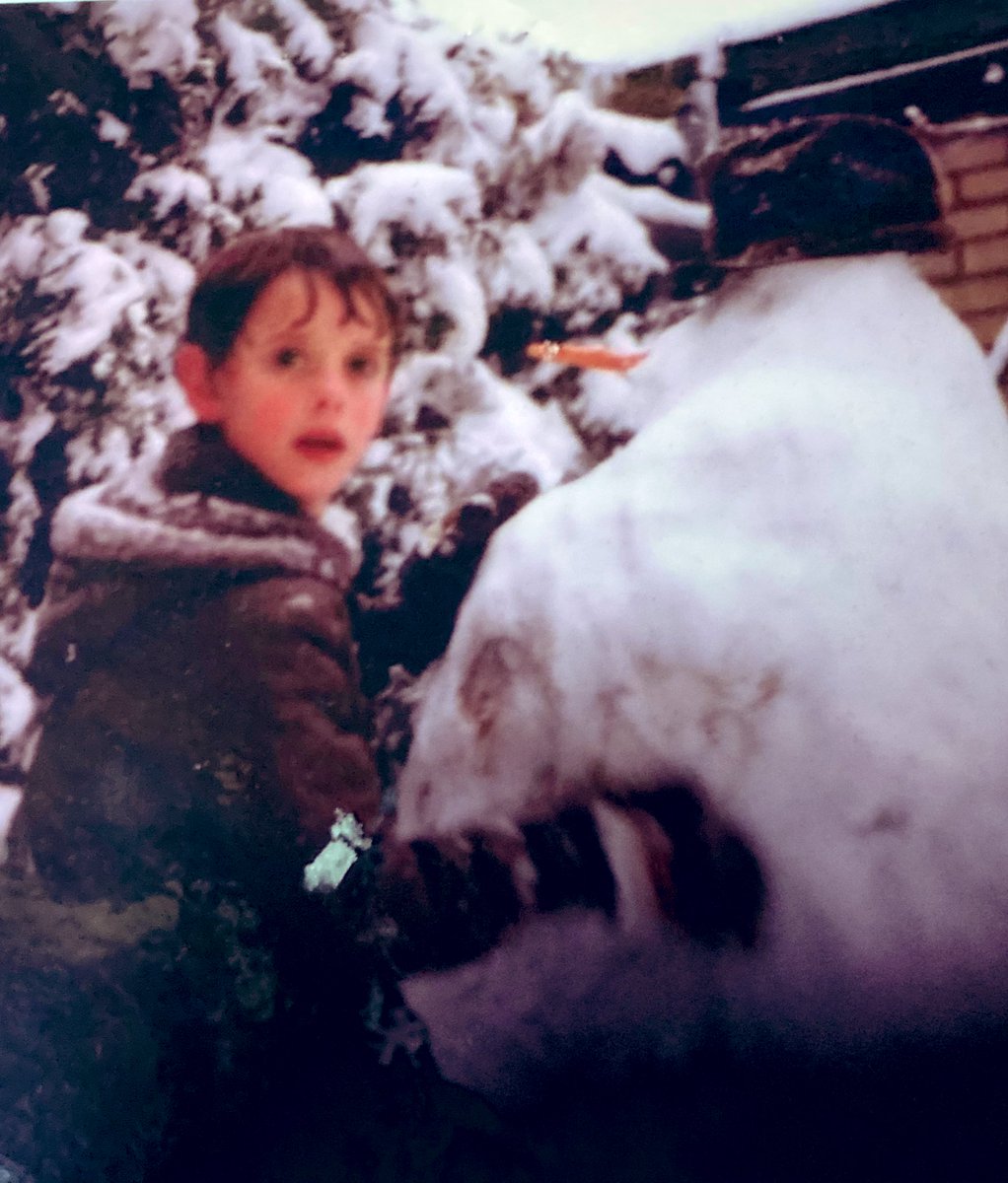 Vroeger was dit winter, nu stress en hamsteren. Niet bij ons
Zoon van 10 is opgebleven voor de sneeuw. Even sneeuwballen gooien. Laten we er vooral van genieten. Sneeuwpoppen en iglo’s bouwen.#jeugdherinneringen  #codewit Wie maakt de mooiste foto’s van onze stad? #onsharderwijk
