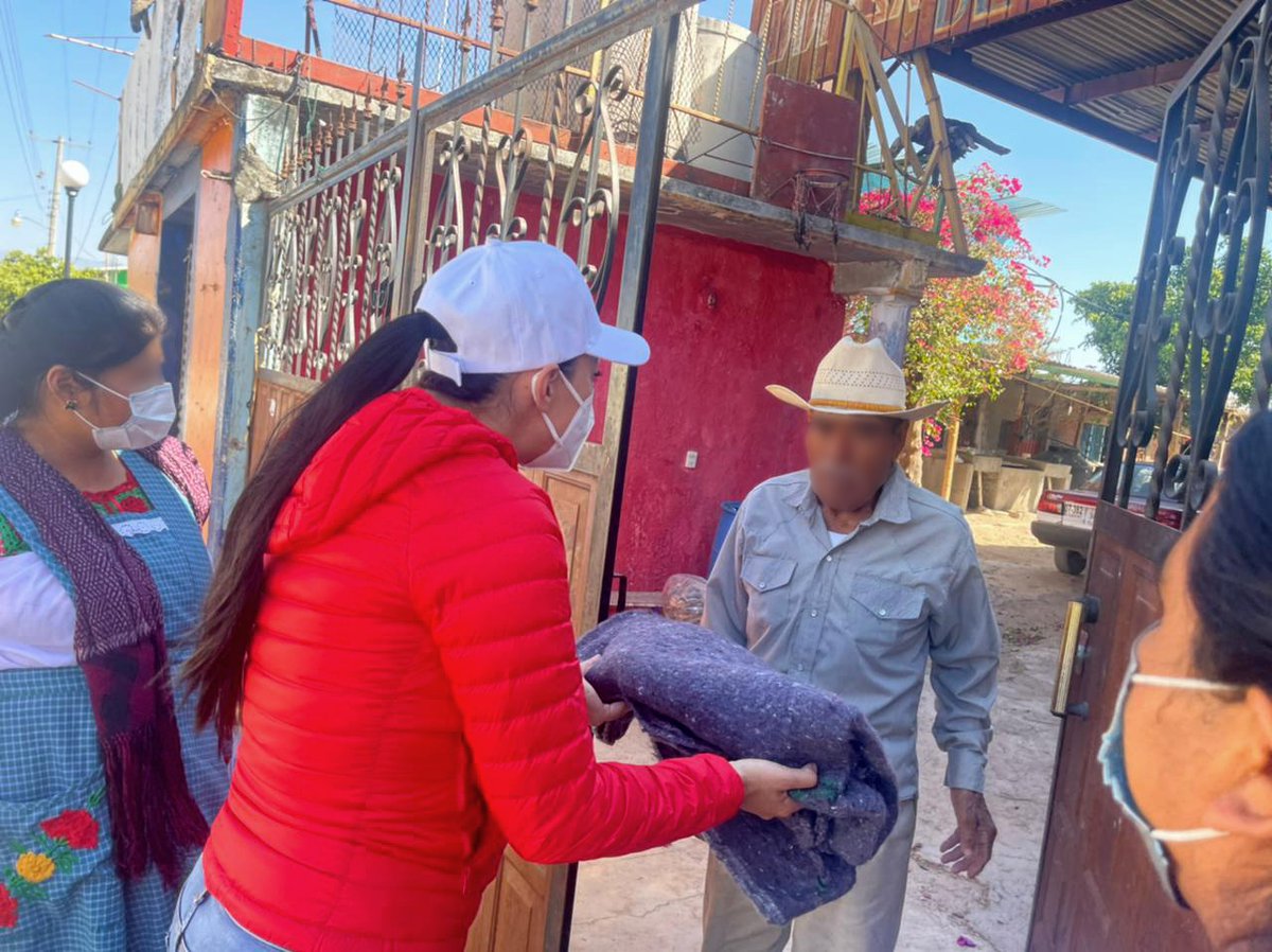 FundacionAMO's tweet photo. Nos llena de alegría brindar apoyos que fortalezcan la calidad de vida de todas y todos los oaxaqueños; acudimos a Magdalena Teitipac para entregar, casa por casa, cobijas a las y los adultos mayores, priorizando así su bienestar mientras mejoramos su calidad de vida. https://t.co/NpeNFfDi3S