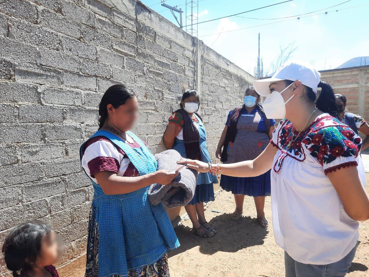FundacionAMO's tweet photo. Nos llena de alegría brindar apoyos que fortalezcan la calidad de vida de todas y todos los oaxaqueños; acudimos a Magdalena Teitipac para entregar, casa por casa, cobijas a las y los adultos mayores, priorizando así su bienestar mientras mejoramos su calidad de vida. https://t.co/NpeNFfDi3S
