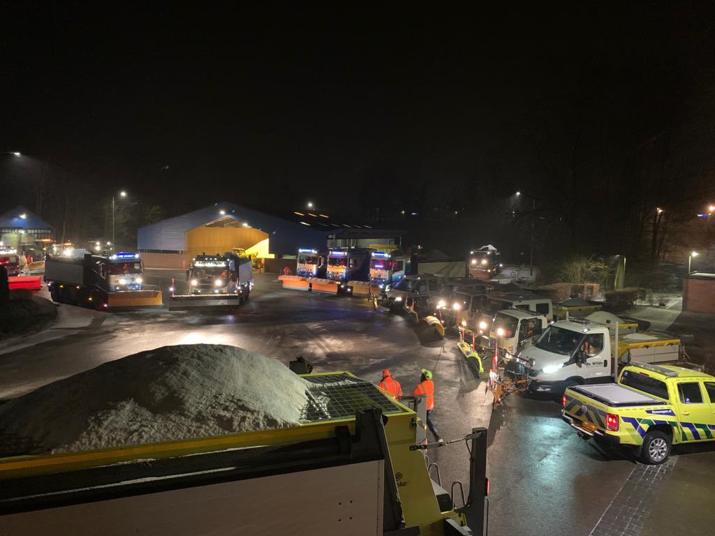 Gemeente Zeewolde: RT <a href="/FlevoWegen/">FlevoWegen</a>: Alles en iedereen staat startklaar om zo meteen de weg op te gaan om te strooien en sneeuw te schuiven. Vanuit Dronten, Zeewolde en Emmeloord bestrijden we #gladheid op 750 km provinciale weg en 390 km fietspad. #CodeRo…