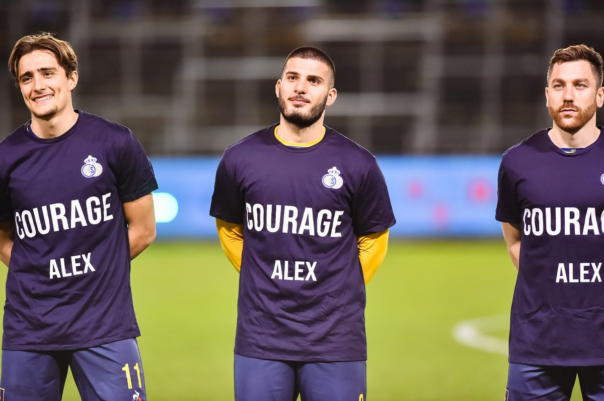 UnionStGilloise's tweet photo. 👏 Avant de débuter la rencontre face au Lierse, tout le groupe souhaitait bon courage à Alex Cochrane suite à sa blessure.

👊 Courage Alex ! https://t.co/Tmbl8CqHOv