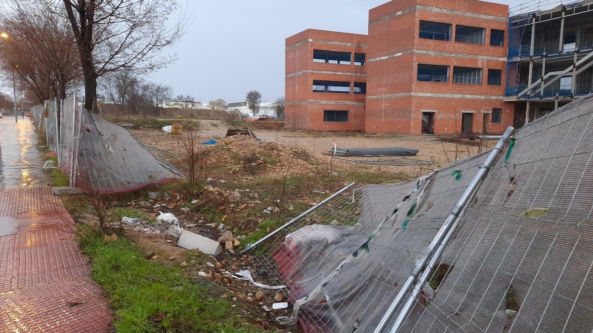 instilagarena's tweet photo. #IESFranciscaDePedraza un peligro el estado en el q se encuentra, @AlbertoBlazquez @eossoriocrespo  q esperamos a q ocurra una desgracia. @ComunidadMadrid @AytoAlcalaH @AmpaFcaPedraza @AvvGarena @CtrosPublicosYa @AH24_48h https://t.co/47085RmOnK