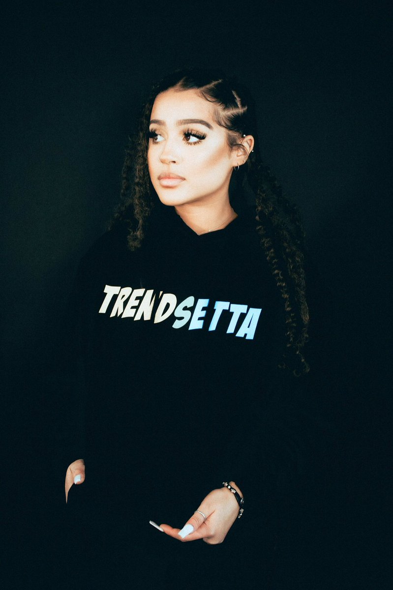 DRtheSETTA's tweet photo. Shop 👉🏼👉🏼 https://t.co/XQ9m2npjyz #BeATrendSETTA 💙💫💛 https://t.co/bz9vq5HrWC