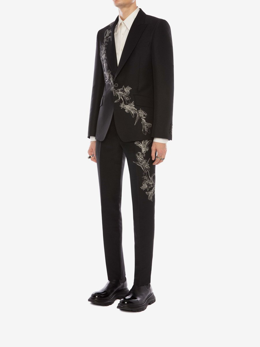 Seokjin in this -This gold lined jacket definitely keeps the audiences eyes on Jin’s shoulders, waist, and long legs. Keeping the look soft will emphasize his face, while also keeping his proportions soft, but not taking away from his toned dominating figure.