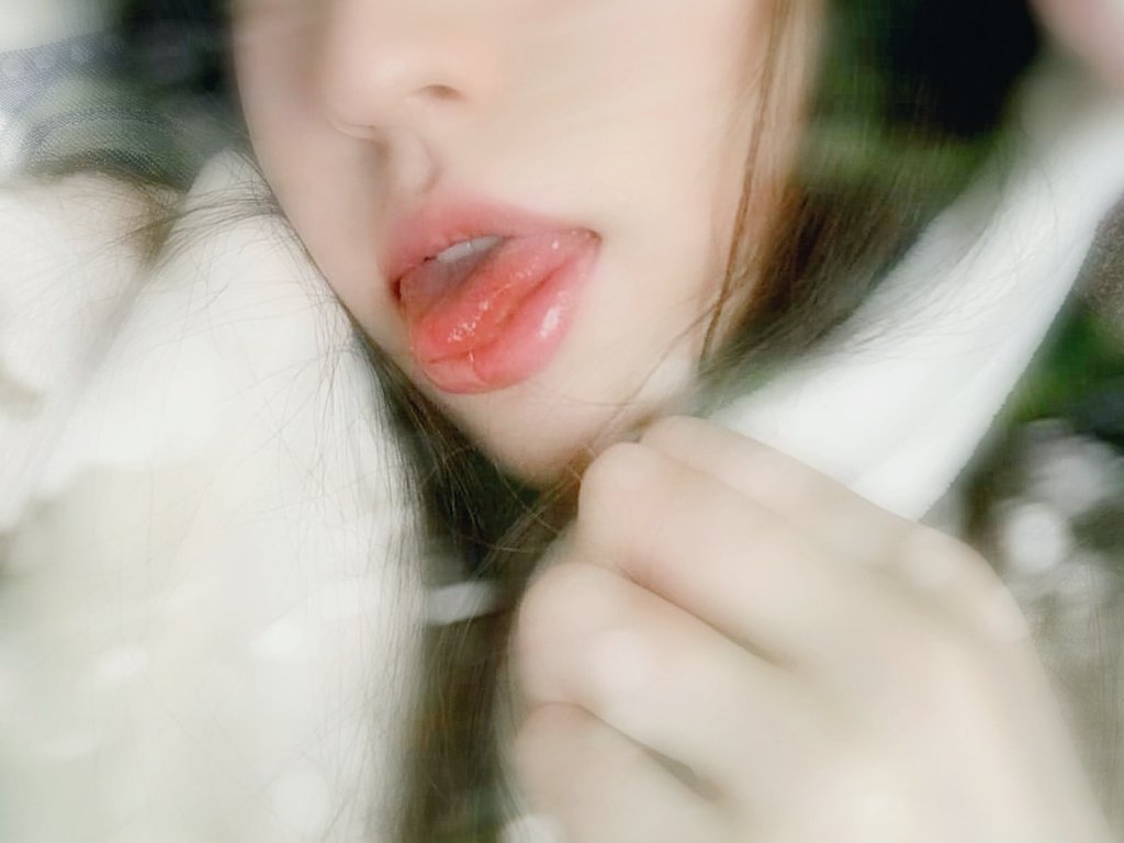 大家准备过年啦，我也开始清闲啦，不能回家，还第一次一个人在外面过年呢，求收留中😂。那天还有一个深圳的小姐姐说要带我回家，说可以照顾我，好吧，跟随主人这几年来增加的见识，我对什么方式的感情都不奇怪了，哪怕人与兽呢😂 https://t.co/65XGTO6qeM