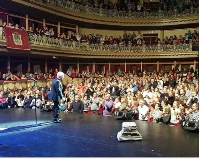UsuaMatesanz's tweet photo. Hace un año en Asturias en primera fila, aplaudiendo al mejor, siendo felices... 💜👏👏👏
#cuantofaltaaaaaa? #missingGod #alahoraquetudigasvamos
📸 @VictorManuel_Of https://t.co/9E9VDtSQya