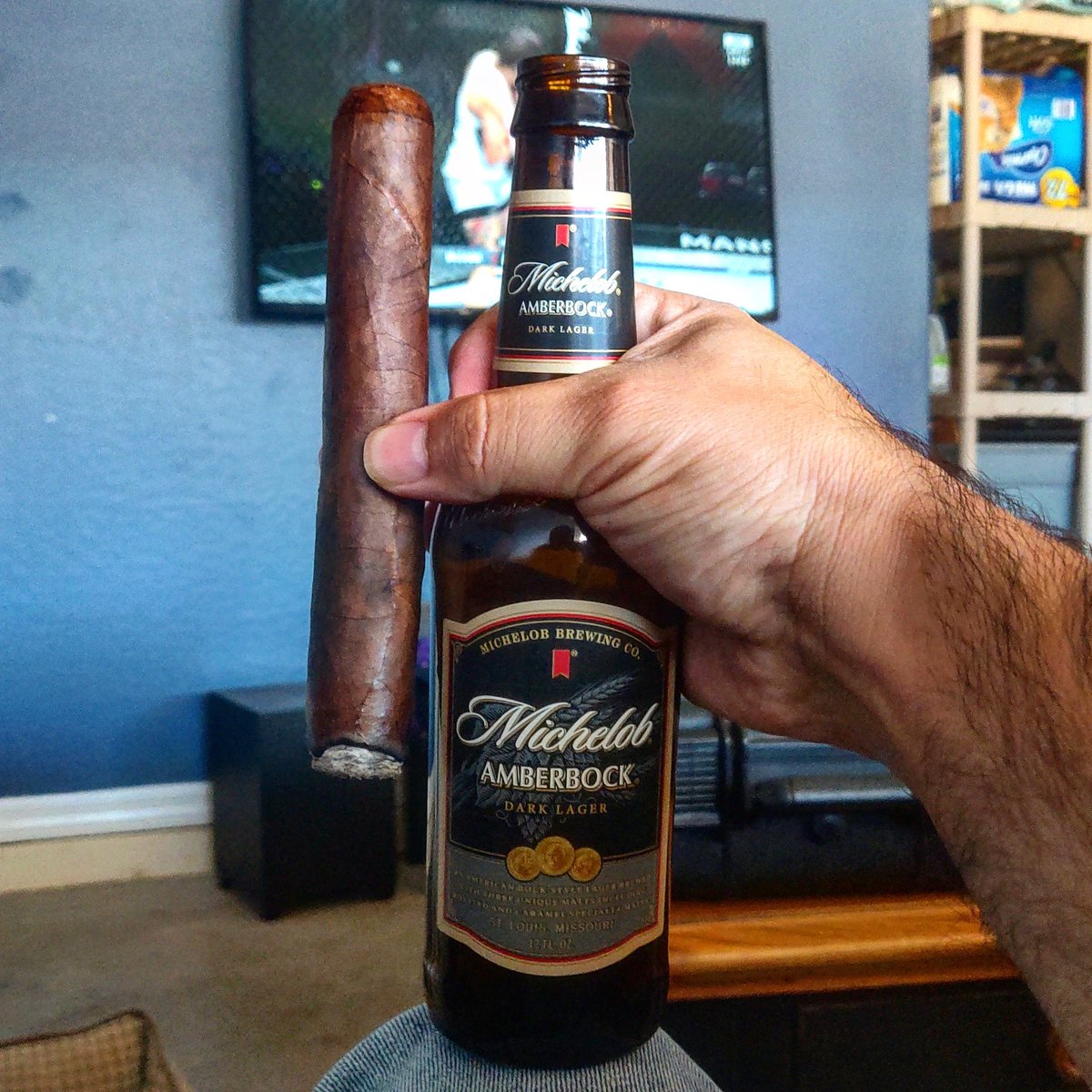 MartincdWfg's tweet photo. Fight night with the homies! Let's go. Good drank, good smoke, good company. #CasaLovo #CogacInfused #CigarPorn #CigarLife #CigarLover #LovoLover https://t.co/6LDPuszEBB