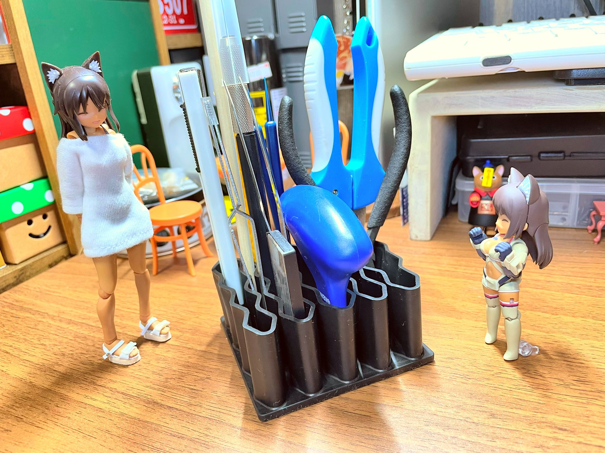 りとるgin セリアに売ってあるステーショナリースタンド 模型用工具をまとめて置いておくのに丁度良いかも スタンドの材質がゴムなのでわりと置くものを選ばず かつゴム故に重量があるのでこれだけ刺しておいてもまず倒れる事はありません 組み立て途中