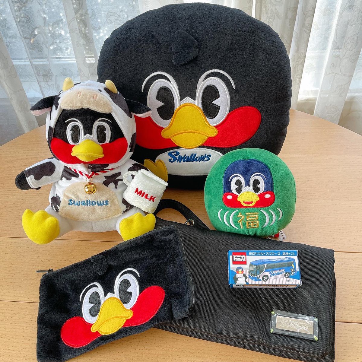 Maki Larme 2 7 つば九郎がいっぱい ヤクルトスワローズ新年度公式グッズが届きました 甥っ子用のトミカバス や娘のつば九郎フェイスクッションなど なんだかつば九郎だらけだわ 笑 ヤクルトスワローズグッズ つば九郎 かわいい Swallows