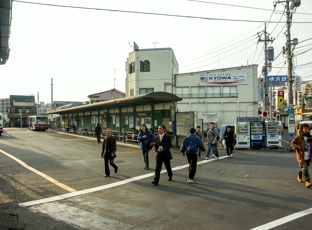 三日画師 على تويتر 向ヶ丘遊園駅北口とバスターミナル 専修大学前からの向10系統小田急バスが到着 この狭いバス のりばは小田急マルシェ跡のアトラスタワー向ヶ丘遊園駅向かいに移り 現在はタクシー乗り場となっている 05年11月13日撮影