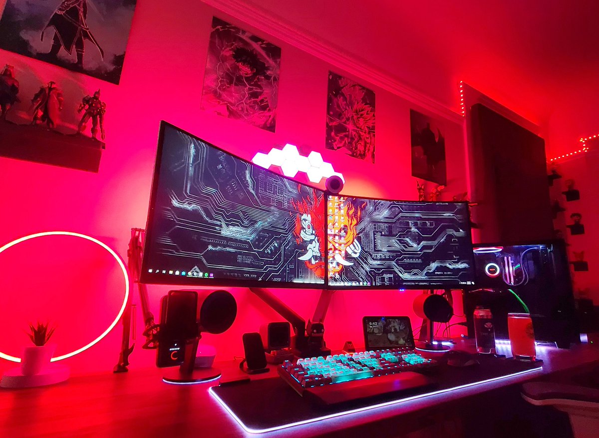 Anyone else still going through side missions in Cyberpunk 2077? I took a short break after I completed the story, but excited to get back into Night City #setupinspiration #pcsetup #cyberpunk2077