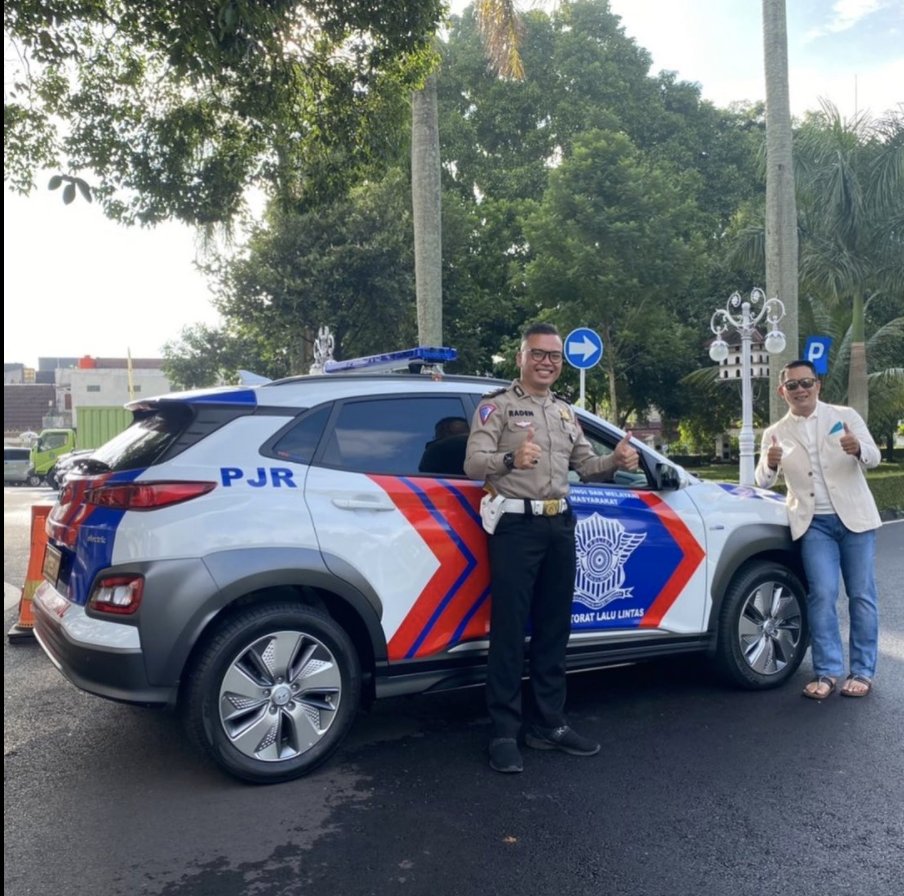 Ini mobil polisi pertama di Indonesia yg menggunakan mobil listrik. Mobil patwal yg bertugas di kantor Gubernur Jabar.

Selain tidak merilis polusi &amp; kebisingan ke udara, Alhamdulillah menghemat biaya &amp; anggaran bulanan sampai 70% dibandingkan dgn anggaran rutin kendaraan bensin.