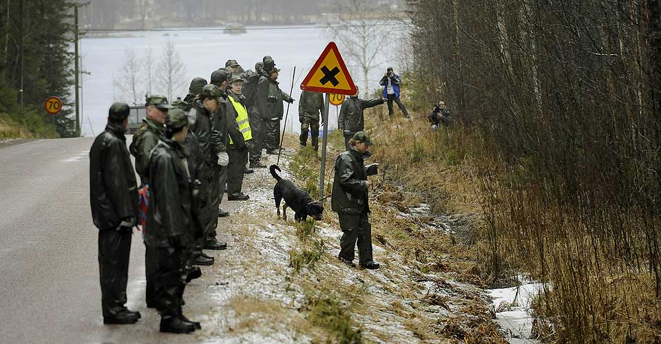 Pihak berkuasa kemudian dimaklumkan mengenai perkara itu. Mereka mula melaksanakan operasi pencarian di kawasan hutan tersebut. Namun, operasi pencarian tersebut gagal menemukan mayat Engla.