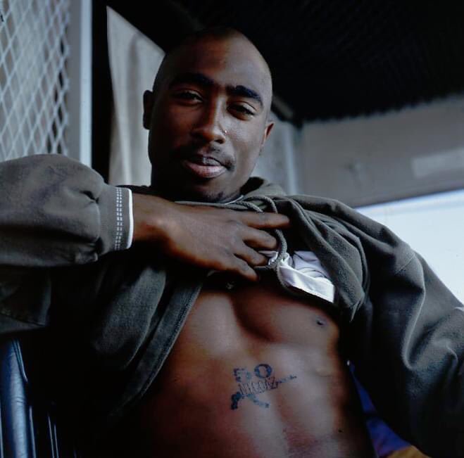 2PacBrazil's tweet photo. Você sabe o significado da tatuagem " 50 Niggaz" do Tupac? Bora lá então...
   A Ak significa força, Niggaz vem de Nigaa, que é uma gíria que apenas negros podem usar, derivada de Niggers, que era como os senhores de engenho chamavam os escravos, e esse 50++ https://t.co/J6BUqqiBXN