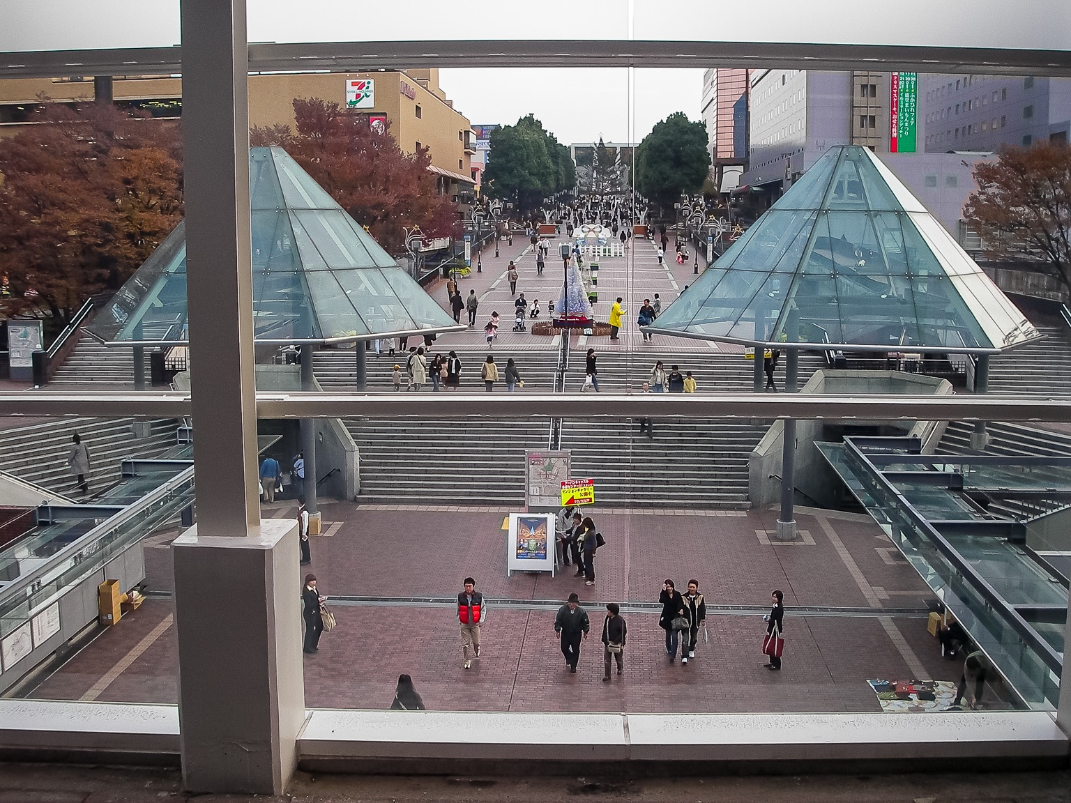 三日画師 Al Twitter 当日の自分の行動がよくわからないのだが 向ヶ丘遊園駅から準急に乗ったらしく多摩センター駅へ 三越多摩センター 店は17年に閉店 この日は徹夜帰りで会社を出て 戸塚 あざみ野 向ヶ丘遊園駅 多摩センターと移動している 夜はまた夜勤