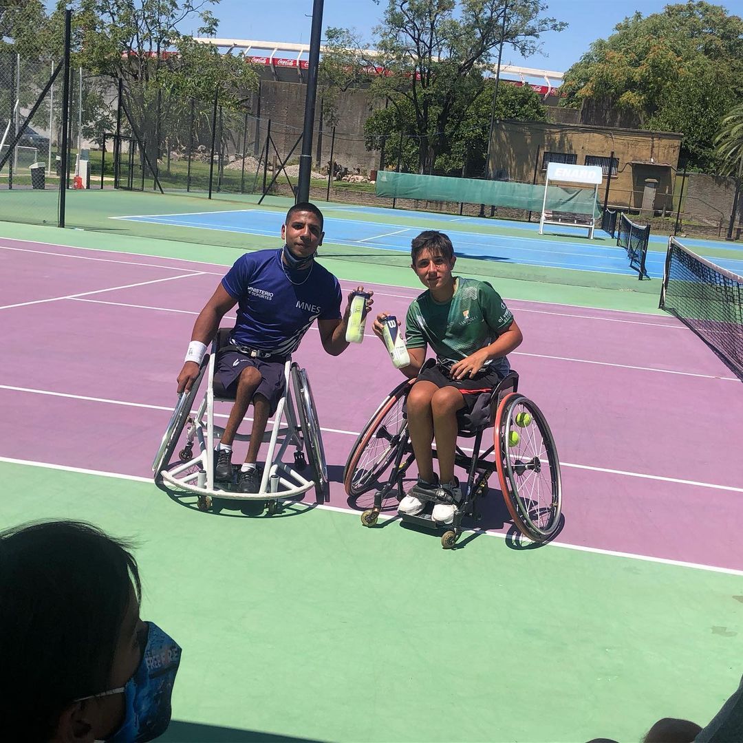 PateandoLimites's tweet photo. #Tenis
CONCLUYÓ EL 2DO TOUR DE AATA!
Este Sábado en e CeNARD, finalizó el 2do Tour de @AATAtenisadapt.
La final la jugaron el tucumano #GonzaloLazarte y el misionero #LucasDuarte , quien se quedó con el título.
#TenisAdaptado
#PateandoLímites https://t.co/q6cuUAv8Ls