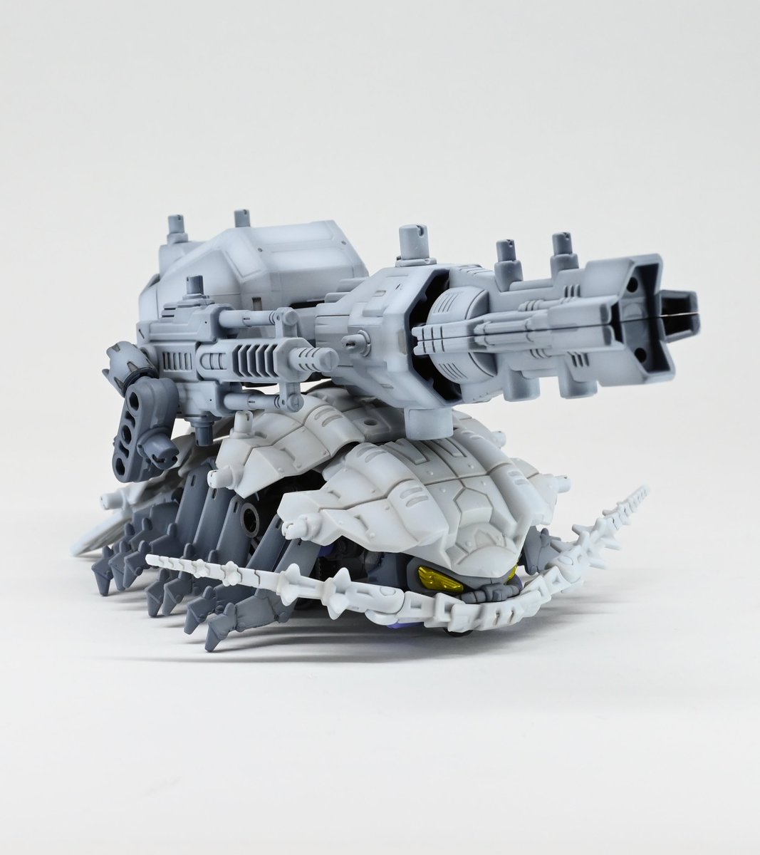 いたしゃん グソックicアバランチャー ボディカラーをホワイトに統一し簡易的にレーザー兵器を搭載したグソックic グソックの欠点の一つであるライダーの防護が成されている アバランチャー部隊による進軍はまさに雪崩そのものである Zw51