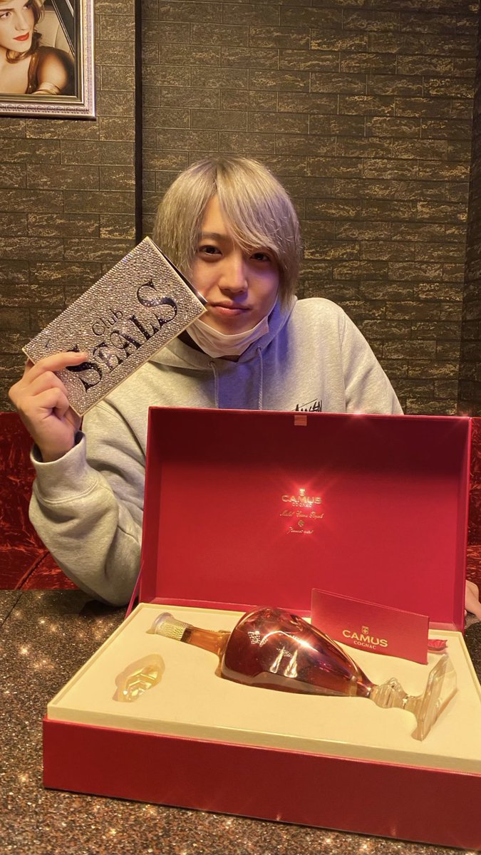 SEALS_official's tweet photo. 本日のシールズのラストソングは
100万円overのロイヤルバカラを
頂いた主任 天海永斗！

レギュラーになって1ヶ月にも
満たないキリトも会計50万円over！

シールズでは春に向け
先着入店特典残り4名限定で
新たな従業員を募集しています！
せっかくホストをするなら
岡山で1番稼いでいるシールズで！ https://t.co/uZ3I1GmusH
