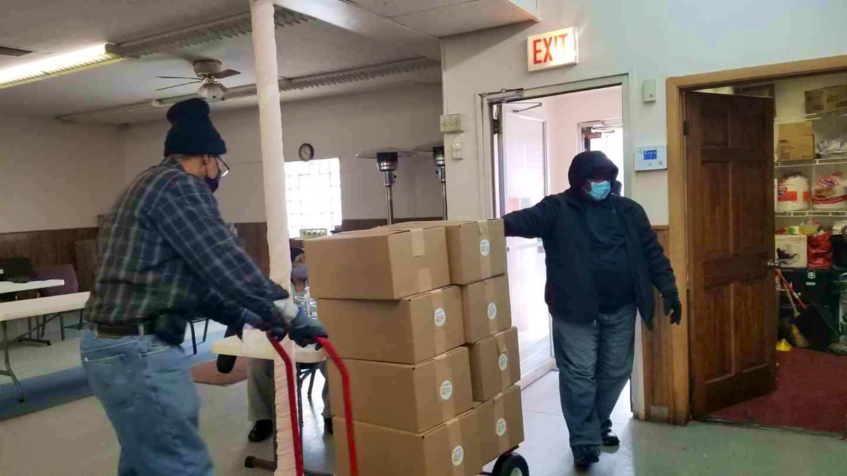 Scenes from the WCK team in Chicago today where it felt like 1 degree &amp; will get down to -5 tonight. 🥶 These grilled jerk chicken + veggie burger meals from Soul &amp; Smoke go to Heritage International Church, which helps deliver them to 3 senior facilities on Chicago’s West Side!