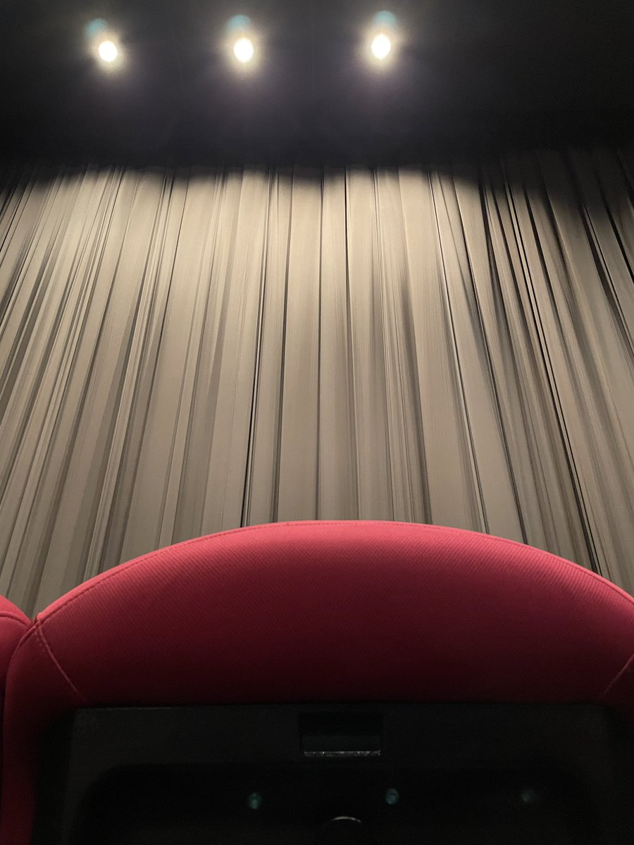 _akny's tweet photo. 映画が始まる前のこの感じ好き https://t.co/xBwT1tsXDT