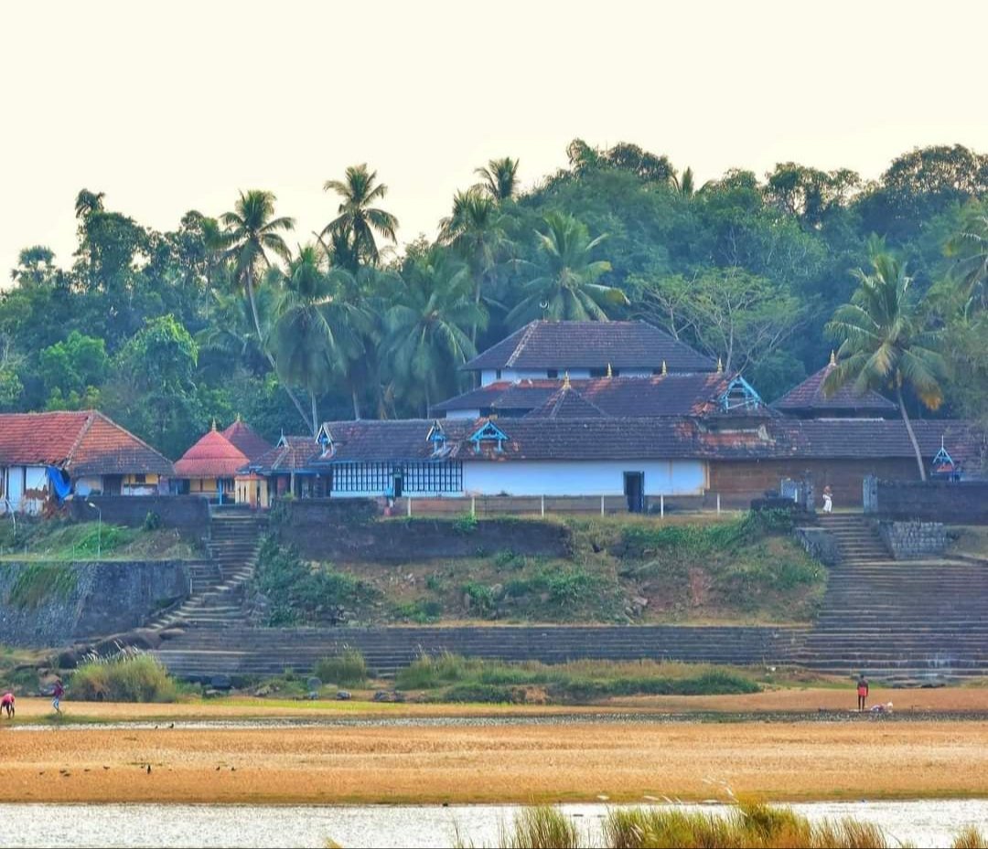 Maha Vishnu is worshipped here as Uyyavanda Perumal. There are 5 Vigrahams in this Temple and thus the name Anchumoorthi (meaning 5) temple. One Shiva Linga and 4 Mahavishnu Vigrahams. It is believed that Mahavishnu Prathishta was done by Pancha Pandavas.  @LostTemple7