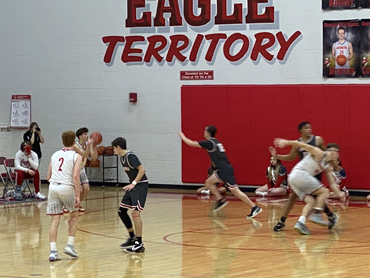 Eagles lead ... going to the 4th... Geneva 43-37 over Edgewood... Go Eagles!