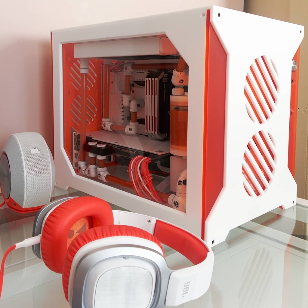 maximenb's tweet photo. The #ProjectOrangeHorizon was my first build 6 years and I'm still using and loving it. I tried to match everything in a white and orange theme (pc components, speakers, headphone...). What do you think? Has it aged well? 

#watercooling #pcmasterrace #parvumfamily #parvumsy… https://t.co/1EL47dhuie