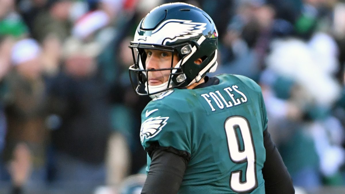 PHLEaglesNation's tweet photo. 🚨 BREAKING 🚨

The #Eagles are close to making a deal with the #Bears that would reunite Nick Foles to Philadelphia, another offensive Chicago player, and a 1st-Round Pick in exchange for Carson Wentz. Per @NatalieEgenolf. https://t.co/U1HvCd3lfU