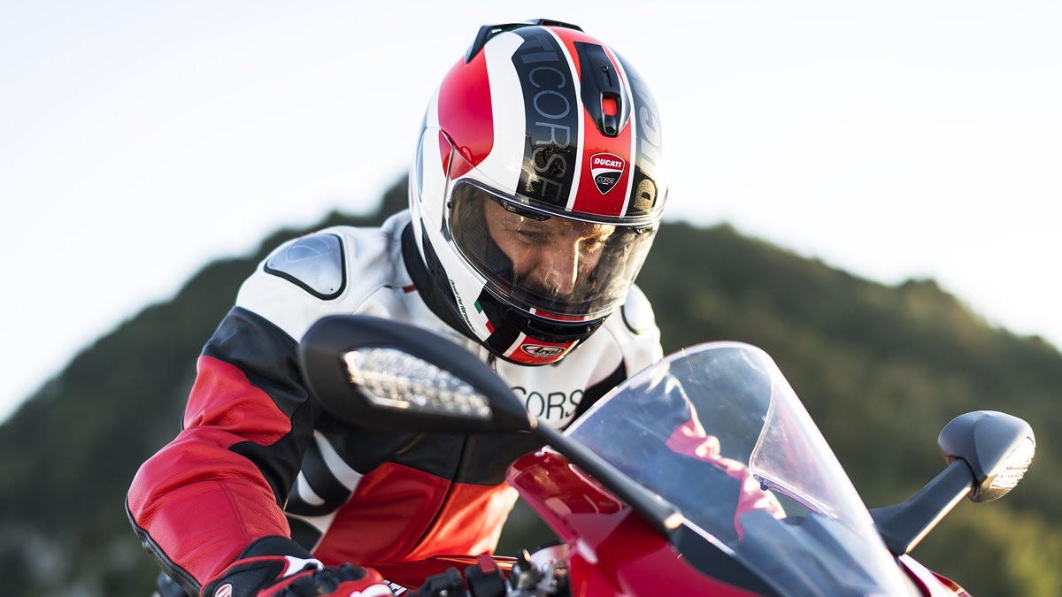 DucatiMotor's tweet photo. Starting from last year, for all helmets in the Arai range, Ducati offers you a warranty extension to 5 years instead of 2. Discover the collection at: https://t.co/FQUX3SjcWu

#DucatiApparel https://t.co/wIypbiixag