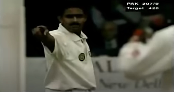 Half a decade earlier, when Kapil Dev had aimed for the world record of Richard Hadlee, Kumble had bowled wide of the stumps against Sri Lanka to allow the Indian all-rounder to get there. Now, that role was played by Javagal Srinath.