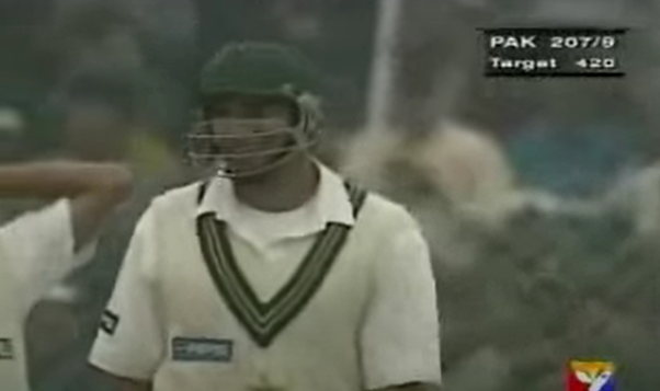 The first ploy of Kumble had been to allow a single to Akram and attack Waqar Younis. However, when Akram refused to take singles, he bowled a normal leg-break.