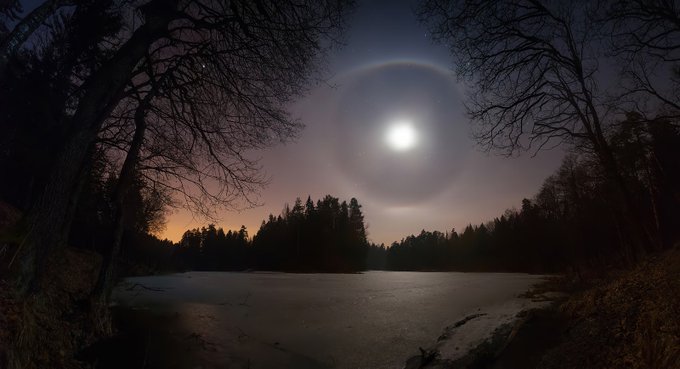 лунное гало. гало круг вокруг луны. гало луны природное явление. радужное гало вокруг луны. нимб луны.