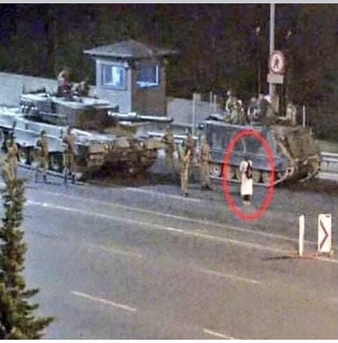 FUATUGUR's tweet photo. İkisi de kadın.
Biri tankların,FETÖ’cü darbecilerin karşısına tek başına dikilen,
Boğaziçi’nde Metallica şarkısıyla zıplayan soytarılara hiç benzemeyen cesur ve Demokrat Türkiye’nin kadını.
Diğeri ise başkalarının yazdığı senaryoda figüran olan boş beleş zevzek.
Kararı siz verin. https://t.co/uqYC3BTAku