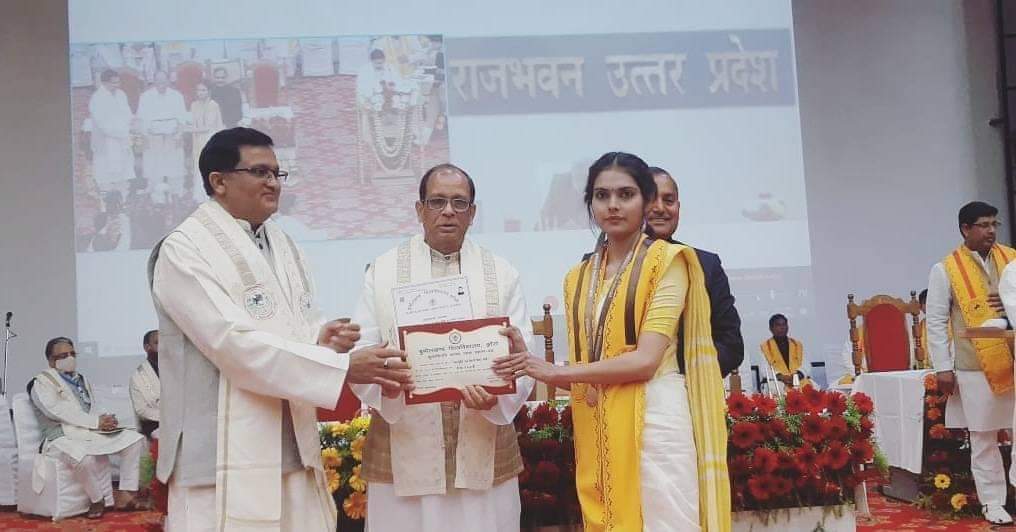 kalpi_sahu's tweet photo. 25th Convocation Ceremony...
Heartiest congratulations to sister Palak Dwivedi for achieving top rank in ur institute and getting gold and bronze medal from the respected
Anandiben Patel
#Governorofstate✌️
#BundelkhandUniversity📝
@anandibenpatel @myogioffice @CMOfficeUP https://t.co/GWOcFtstAS