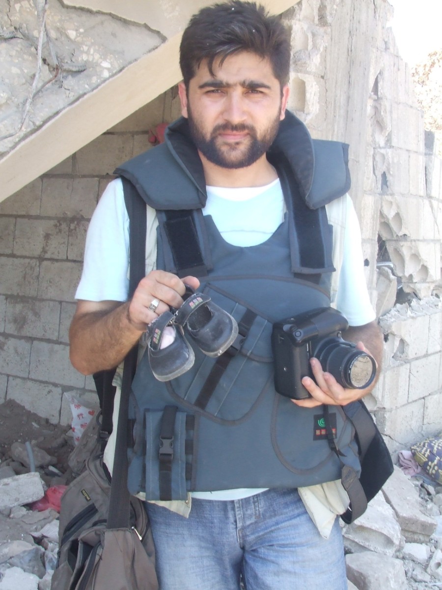 Elimde tuttuğum ayakkabı 2006 yılında Lübnan-Kana'da İsrail bombalarıyla katledilen bir kız çocuğuna ait. 27 kişiye mezar olan evin molozları arasında bulduğum ayakkabıyı hala saklıyorum. 
Arkadaşlar!
Mazlumlara sahip çıkmak en önemli insani görevimizdir.