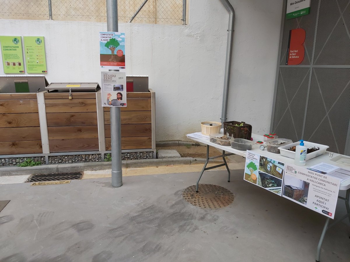jsolemercade's tweet photo. Ahir vam estar al Punt Verd de Vallcarca @Bcn_Gracia informant sobre el punt de #CompostatgeComunitari que gestionem des de @boscturull. Més de 30 famílies ja hi participen. @BCN_Ecologia @scea_cat #Residuzero #economiacircular #compostKm0 https://t.co/WvrWsZAxnw