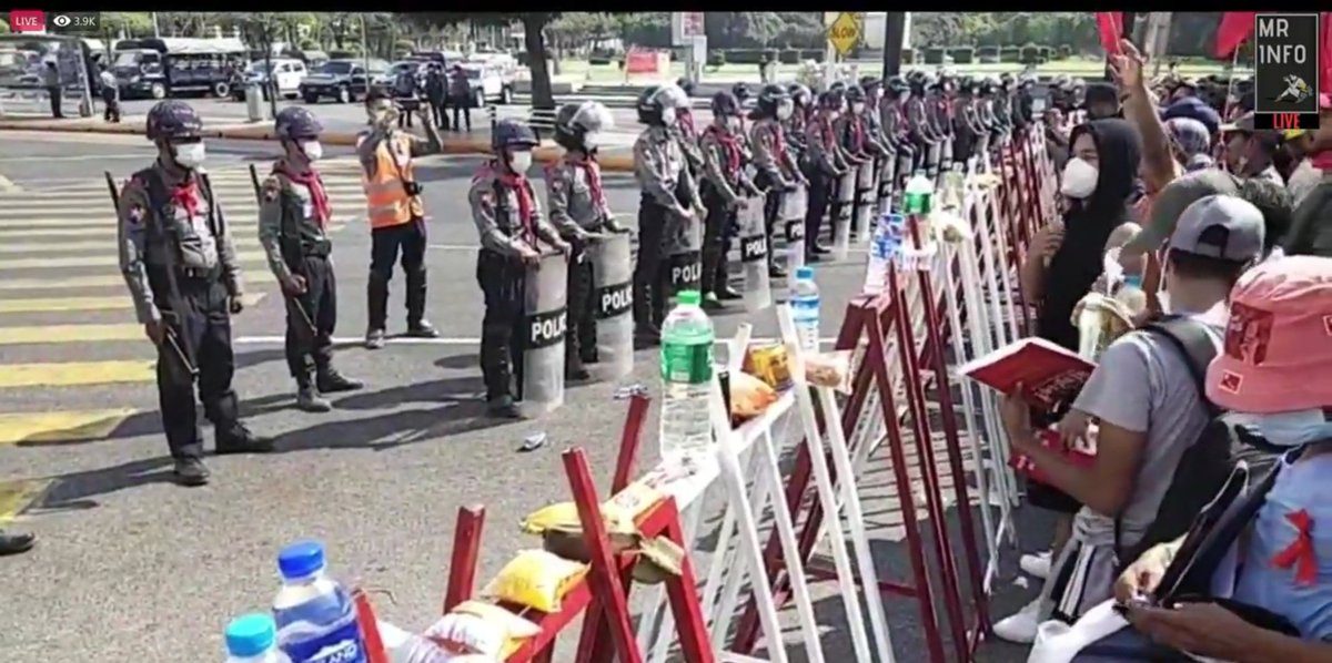MayWongST's tweet photo. #Myanmar police barricaded the front of City Hall downtown #Yangon preventing people opposing #militarycoup to march further. #WhatishappeninginMyanmar https://t.co/BB3W5BY70B