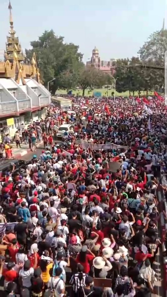 #Myanmar police barricaded the front of City Hall downtown #Yangon preventing people opposing #militarycoup to march further. #WhatishappeninginMyanmar