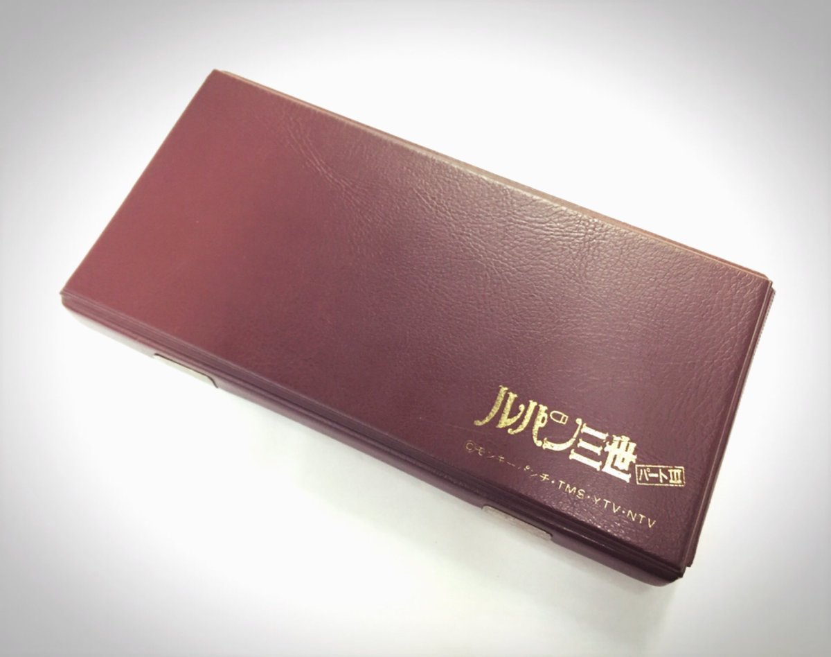 スーパーポテト名古屋店レトロ館 公式 ホクホク なんか皮のポーチ 昔の彫刻刀入れみたいな物がありよく見るとルパン三世 地獄の救出作戦と言う電子ゲームでした 皮のケースがルパンが取ってきた高級なお宝感があります 1階レジ前のゲームウォッチ