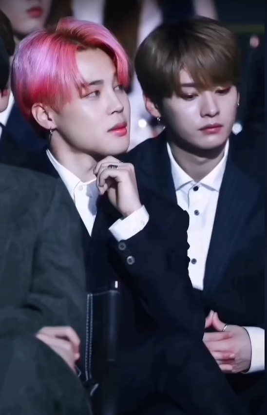 Ли хён big hit. Бреют ли ноги бтс. Ли хен бигхит. Ли бтс. Семья бигхит.