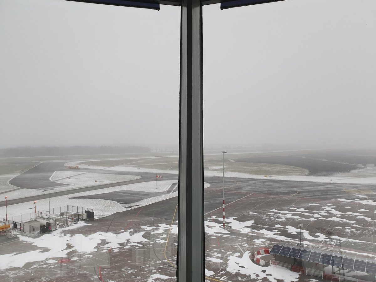 yourivanvliet's tweet photo. Goedemorgen! Ruim op tijd binnen voor een vroege dienst op EHGG. De luchthaven opent tijdelijk pas om 09 uur. Sneeuwtechnisch valt het hier nog alles mee, de baan ligt er prachtig bij, de wind staat er bíjna recht in... Kom maar door met die uitwijkers! #EHGG #datkanwitter https://t.co/DCzBPW5s5q