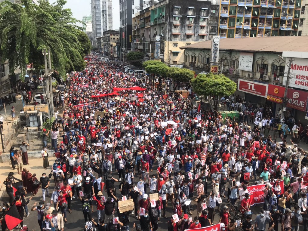 Shoon_Naing's tweet photo. People come out on streets opposing military coup on Sunday afternoon in Sule Yangon #WhatsHappeningInMyanmar https://t.co/IOrcHabrcn